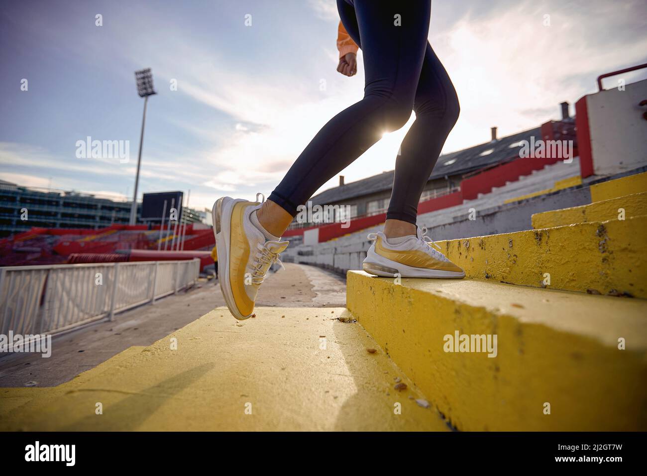 Ein junges Mädchen läuft an einem schönen Tag im Stadion auf der Treppe. Sport, Leichtathletik, Sportler Stockfoto