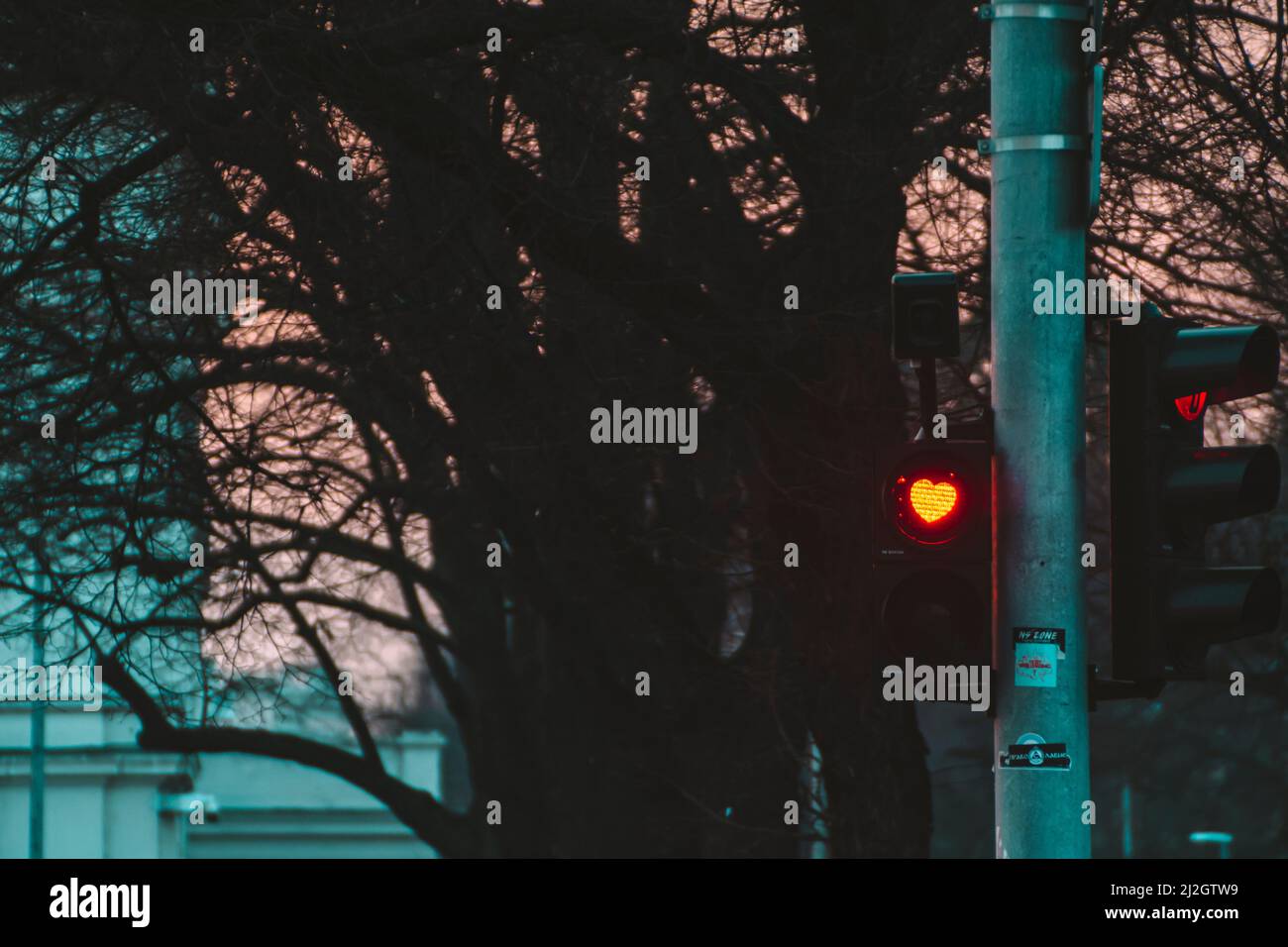 Rote herzförmige Ampel als Zeichen der Hoffnung und Liebe in Sofia, Bulgarien, am Valentinstag. Liebe, romantisch, Paare Tag. Hochwertige Fotos Stockfoto