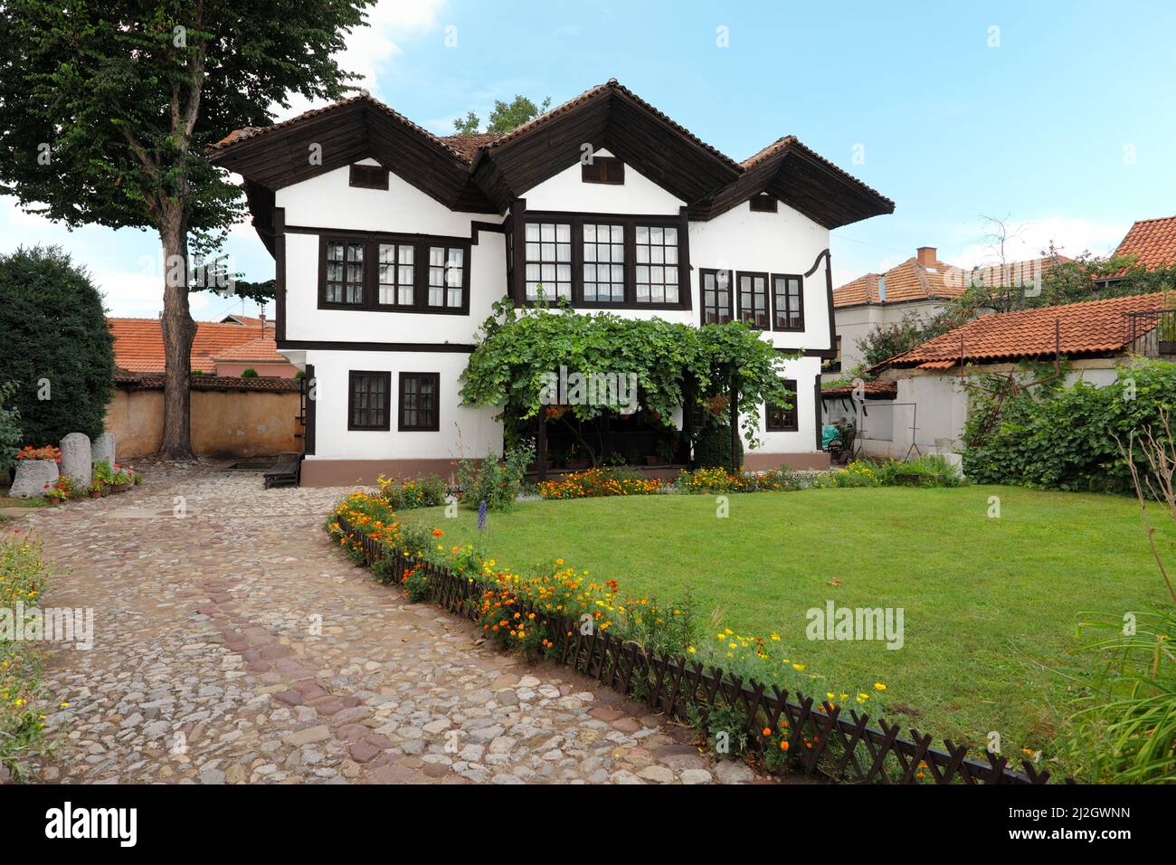 PIROT, SERBIEN - 27. JULI 2017: Das alte Haus die Familie Hristic ist das am besten erhaltene Kulturdenkmal der traditionellen Pirot-Architektur aus der Mitte der Stadt Stockfoto