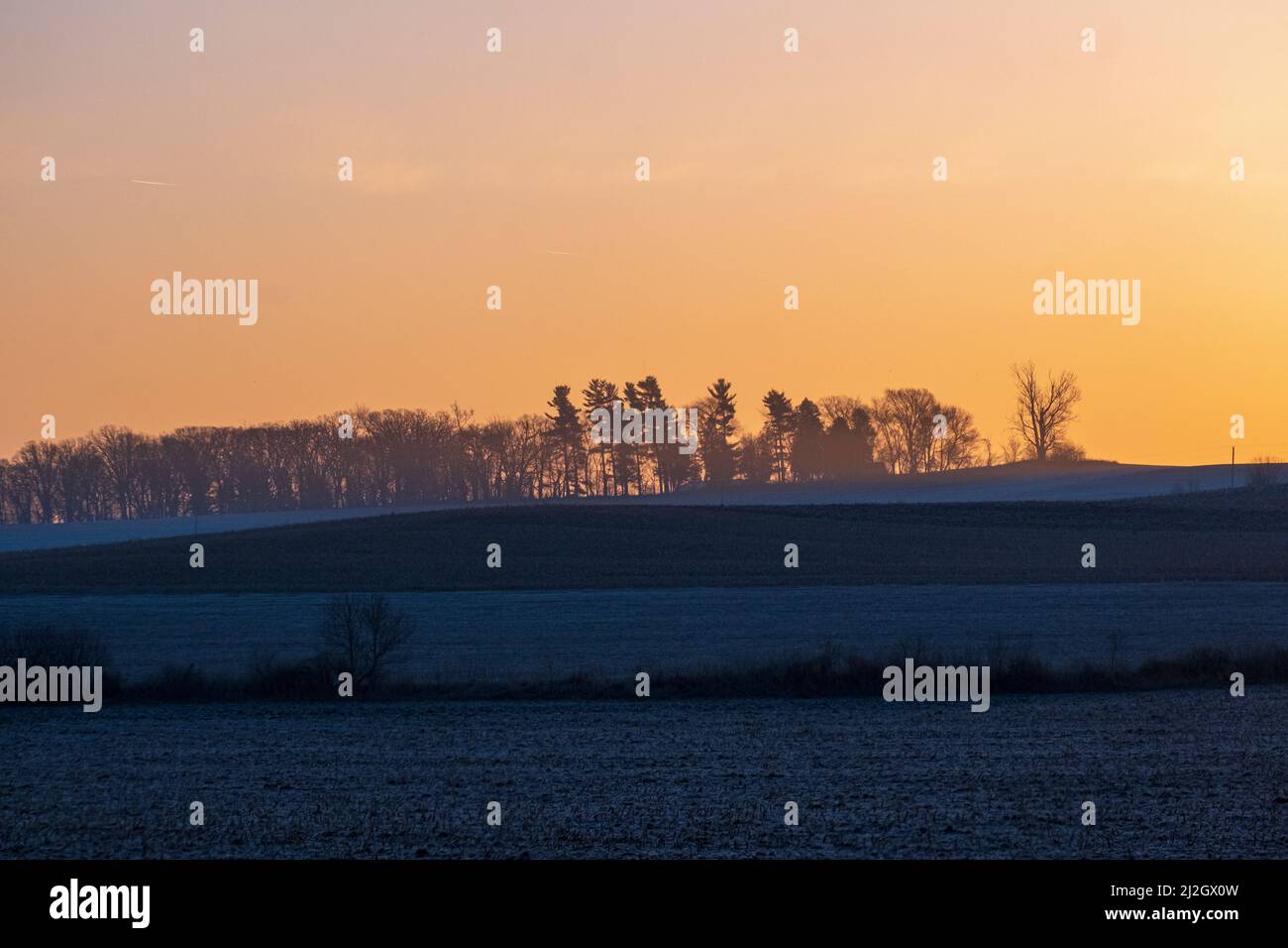 Sonnenaufgang über einem frostigen Feld im Südosten von Minnesota, USA Stockfoto