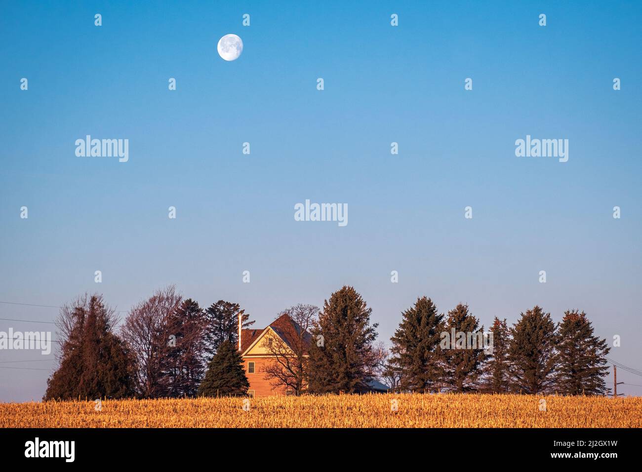 Mond über einem Bauernhaus im amerikanischen Mittleren Westen Stockfoto