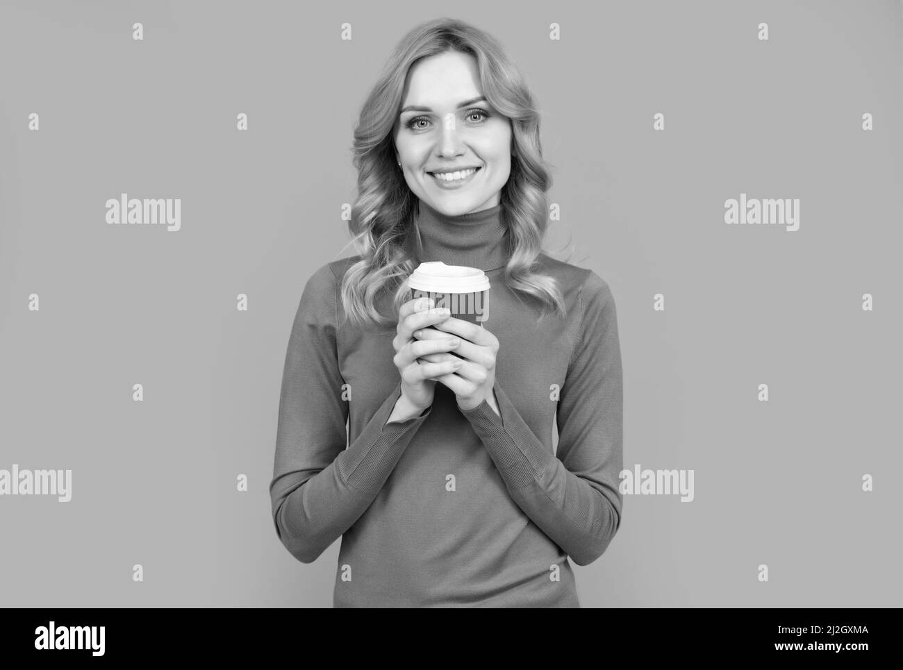 Gute Stimmung. Glückliches Mädchen halten Tasse grauen Hintergrund. Guten Morgen. Frühes Frühstück Stockfoto