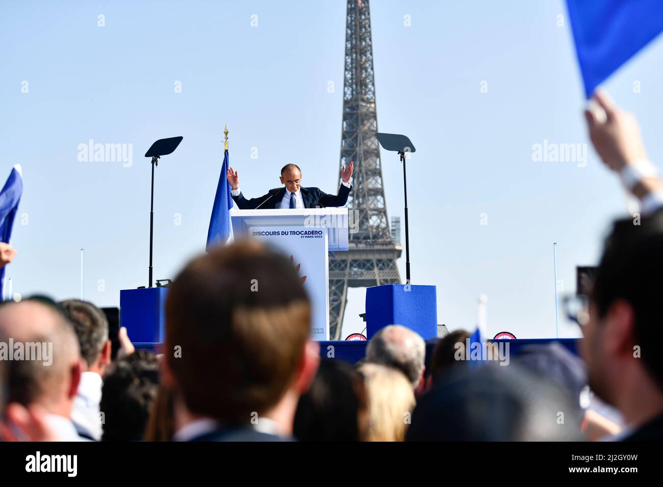 PARIS, FRANKREICH - 27. MÄRZ 2022: Eric Zemmour (Präsident der Partei „Reconquete“) während seiner Wahlkampfveranstaltung auf dem Trocadero-Platz Stockfoto