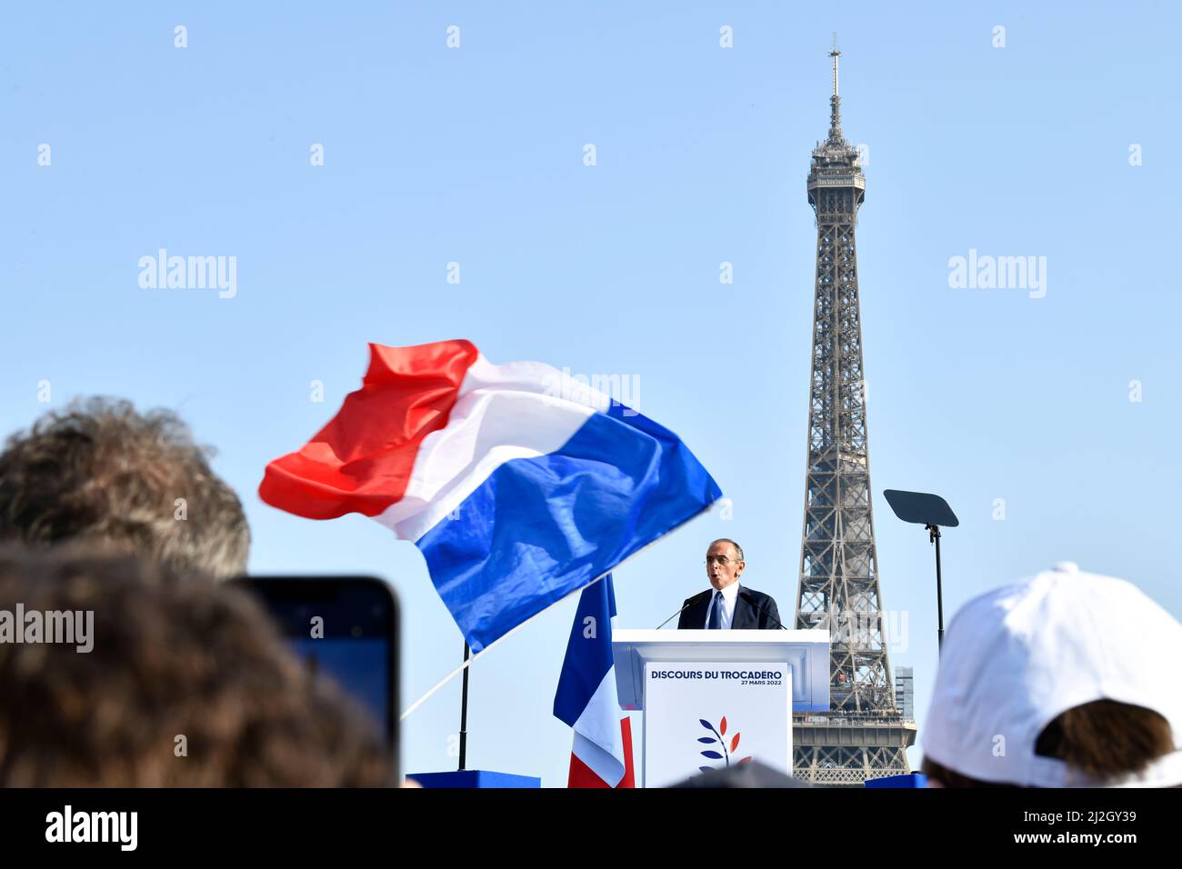 PARIS, FRANKREICH - 27. MÄRZ 2022: Eric Zemmour (Präsident der Partei „Reconquete“) während seiner Wahlkampfveranstaltung auf dem Trocadero-Platz Stockfoto