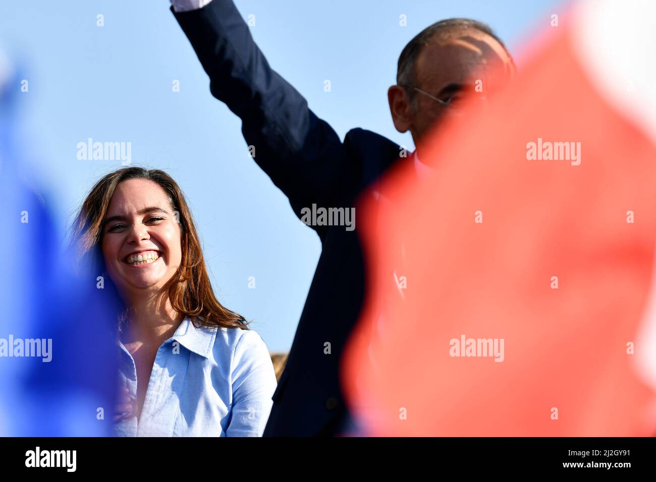 PARIS, FRANKREICH - 27. MÄRZ 2022 : Sarah Knafo, die Gefährtin von Eric Zemmour, während seiner Wahlkampfveranstaltung auf dem Trocadero-Platz Stockfoto
