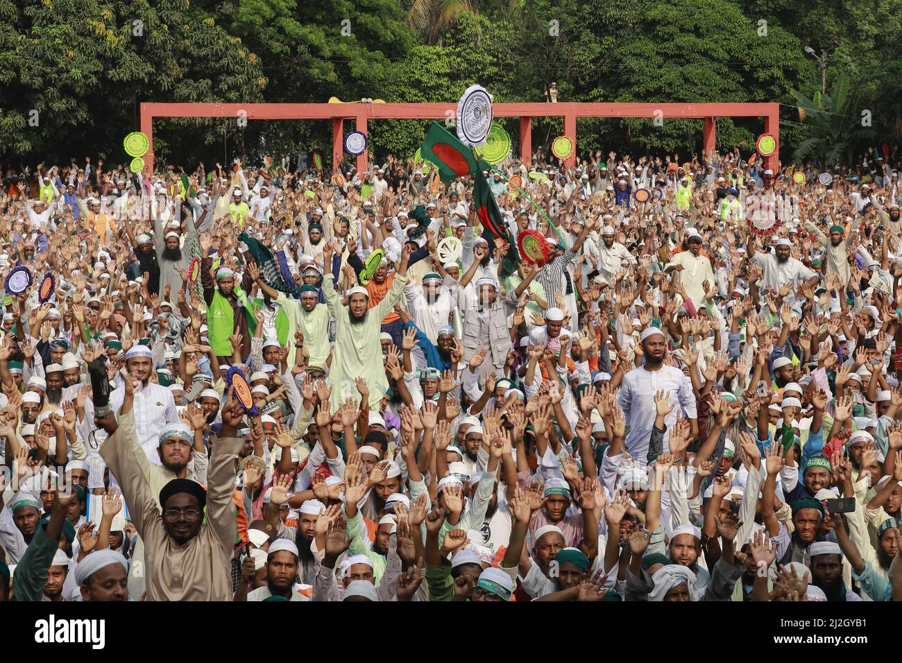 Anhänger rufen während einer Kundgebung der Islami Andolon Bangladesh Slogans über verschiedene Forderungen, darunter eine Senkung des Preises für das tägliche Notwendigste, in Dhaka, Bangladesch, am 1. April 2022 auf. Die Führer von Islami Andolan, Bangladesch, forderten die Regierung der Awami League auf, unverzüglich Schritte zu Unternehmen, um die Preise für die lebenswichtigen Rohstoffe zu senken. Die einfachen Menschen leiden viel unter den Familien, die mit abnormalen Rohstoffpreisen konfrontiert sind, sagten sie bei einer Kundgebung am Freitag in Dhaka. Sie forderten auch die Bildung einer nationalen Regierung vor den nächsten Parlamentswahlen, die freie und faire Wahlen durchführen würde. (Ph Stockfoto