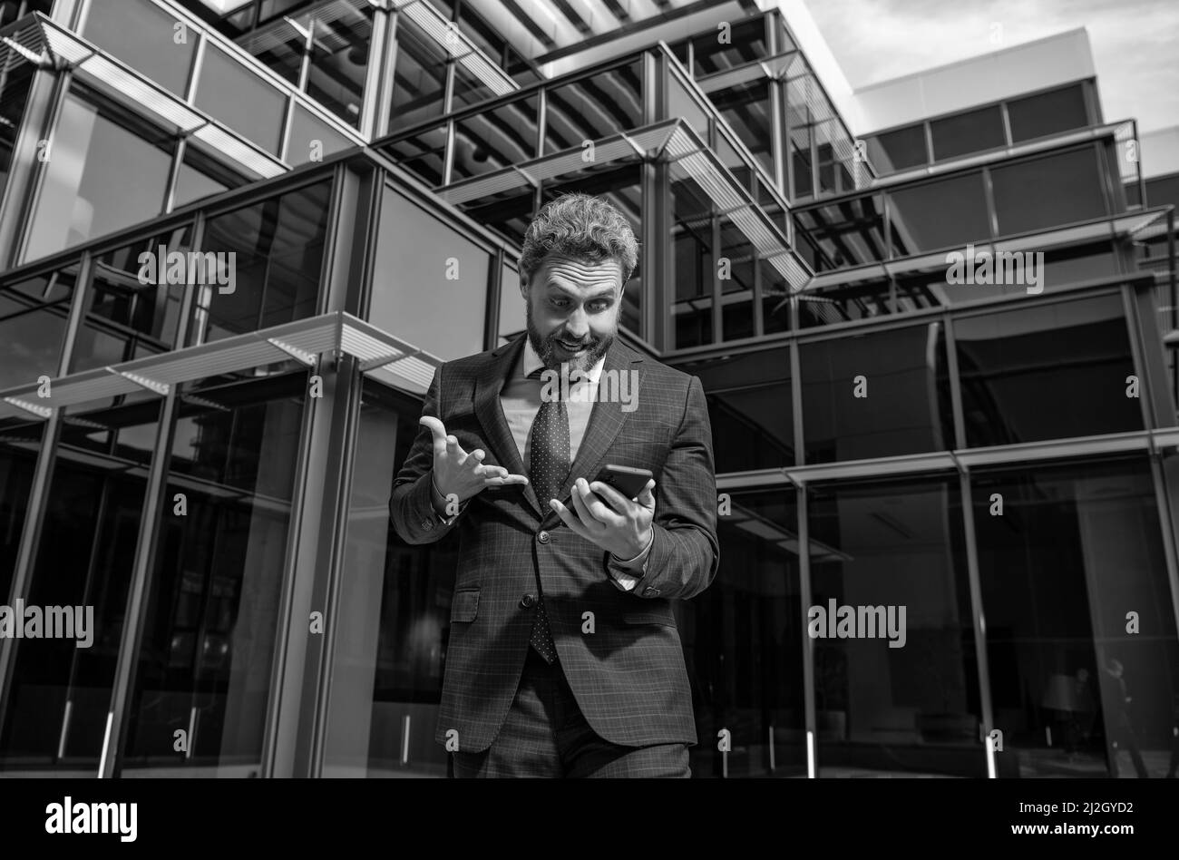 Schockiert Geschäftsmann Blick auf Smartphone. Mann Chef hat Gespräch. Geschäftsverhandlungen. Stockfoto