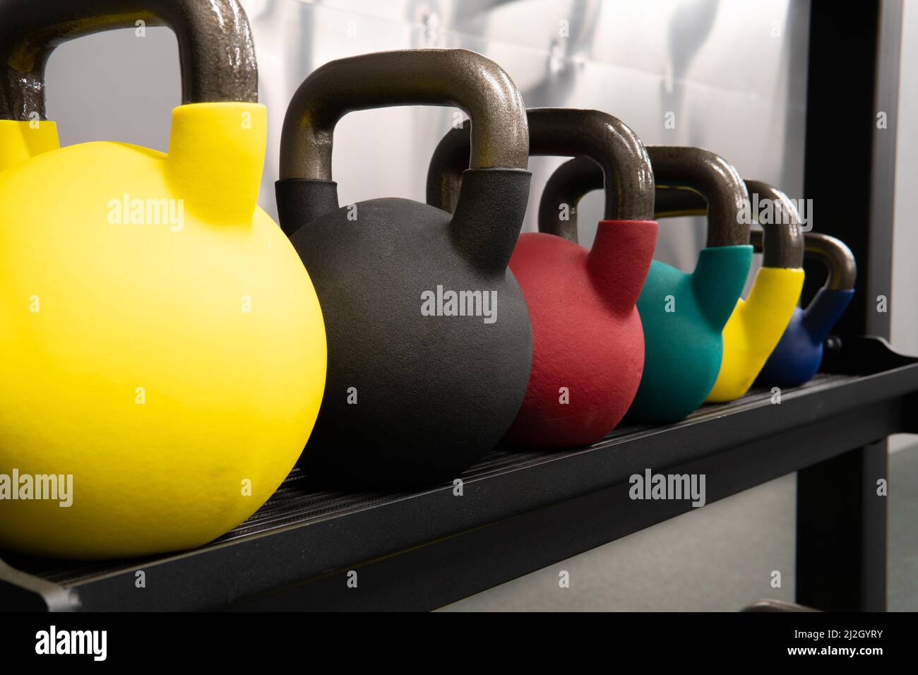 Gelb kettlebell Gewicht isoliert Konzept, für Fitness fit für Lifestyle und Muskel Einzel-, Kreuz regnet. Verschiedene Farben tudio, Wettbewerb Stockfoto