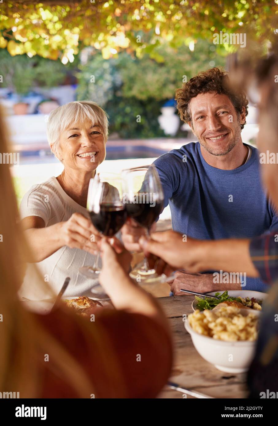 Für meinen unglaublichen Sohn. Eine Gruppe von Menschen bereitet sich darauf vor, gemeinsam zu Mittag zu essen. Stockfoto