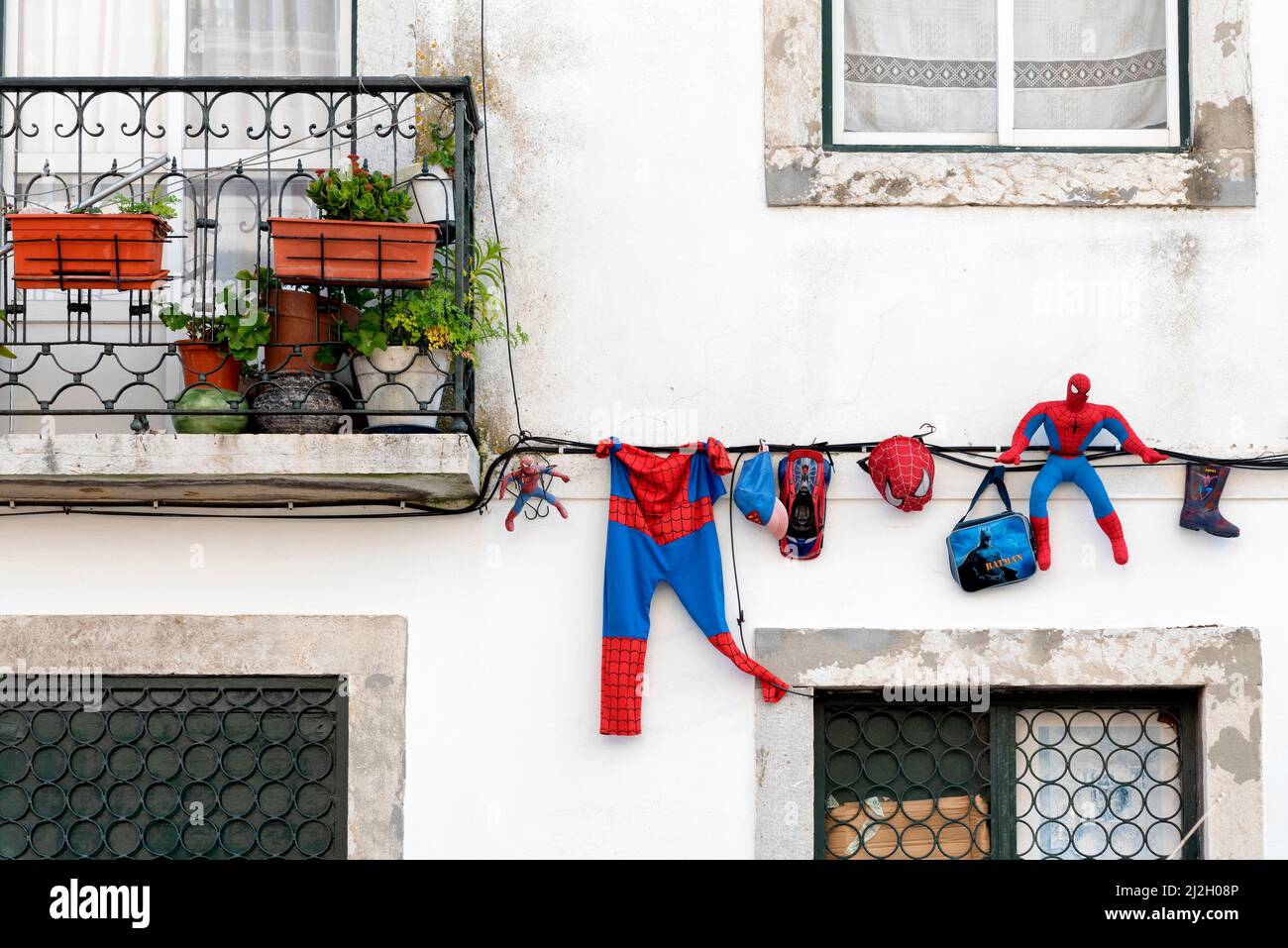 Spiderman- und Batman-Artikel vor einem Haus Stockfoto