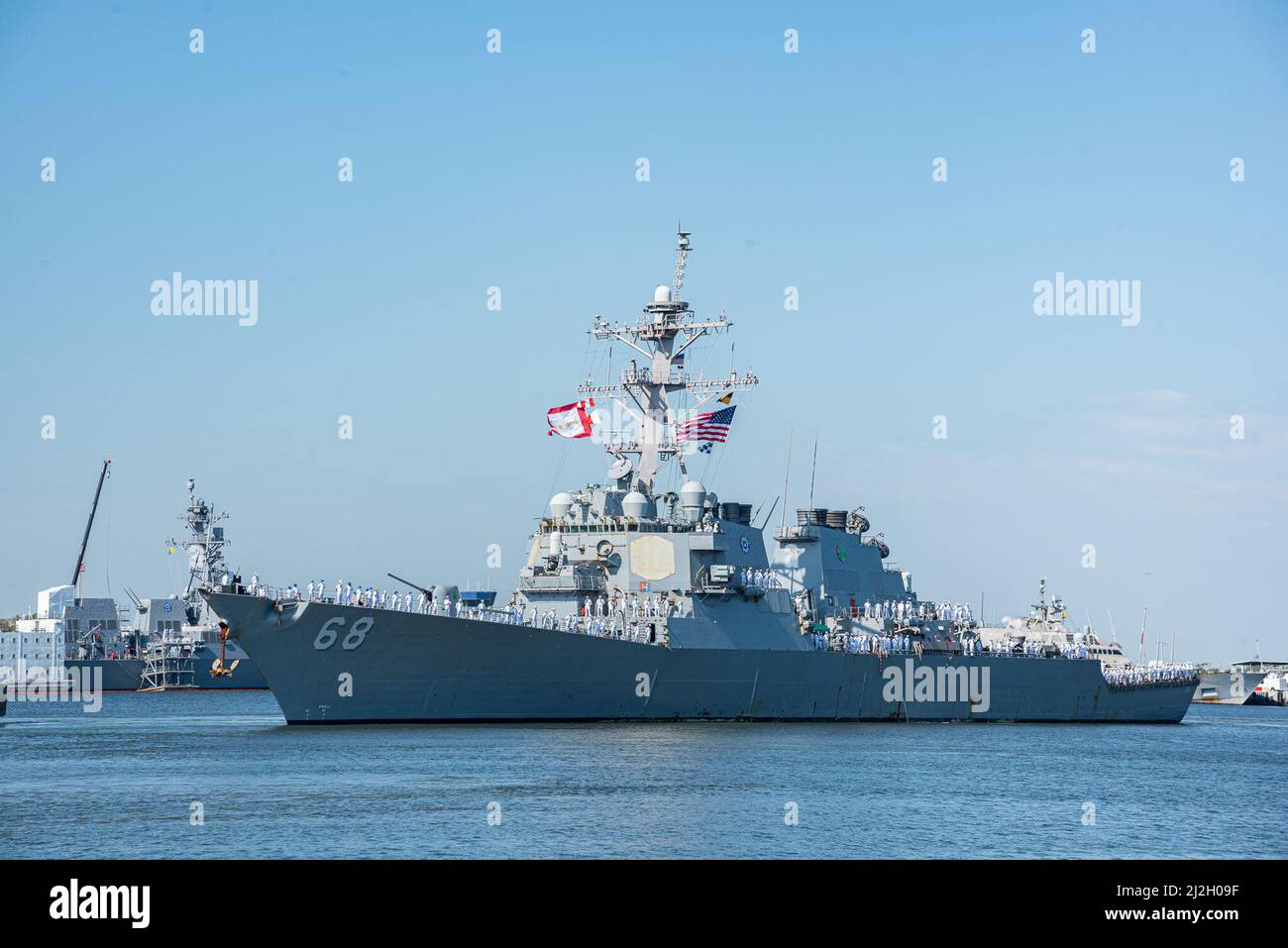 210419-N-DA434-035 MAYPORT, Florida (19. April 2021) der Arleigh Burke-Klasse-Lenkflugkörper-Zerstörer USS the Sullivans (DDG 68) verlässt das Mayport-Becken zum Einsatz. Die Sullivans werden mit der HMS Queen Elizabeth (R08) Strike Group zusammenarbeiten, um die Fähigkeiten zu verbessern und das Engagement für NATO-Verbündete zu demonstrieren. (USA Navy Foto von Mass Communication Specialist 2. Class Alana Langdon/veröffentlicht) Stockfoto