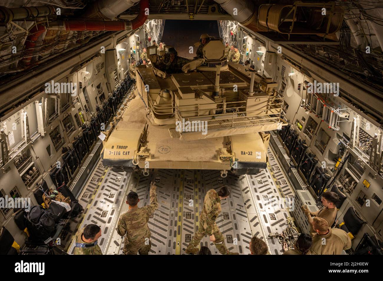 US-Soldaten und Luftwaffe mit dem Kampfteam der Kavalleriebrigade 116. und dem 386. Air Expeditionary Wing laden einen Panzer M1A2 Abrams auf ein C-17 Globemaster III-Flugzeug auf der Ali Al Salem Air Base, Kuwait, 16. März 2022. Dies zeigte, dass die US-Luftwaffe und die US-Armee im gesamten Verantwortungsbereich des U.S. Central Command gemeinsame schnelle Einsatzfähigkeiten haben. (USA Luftwaffe Foto von Senior Airman Natalie Filzen) Stockfoto