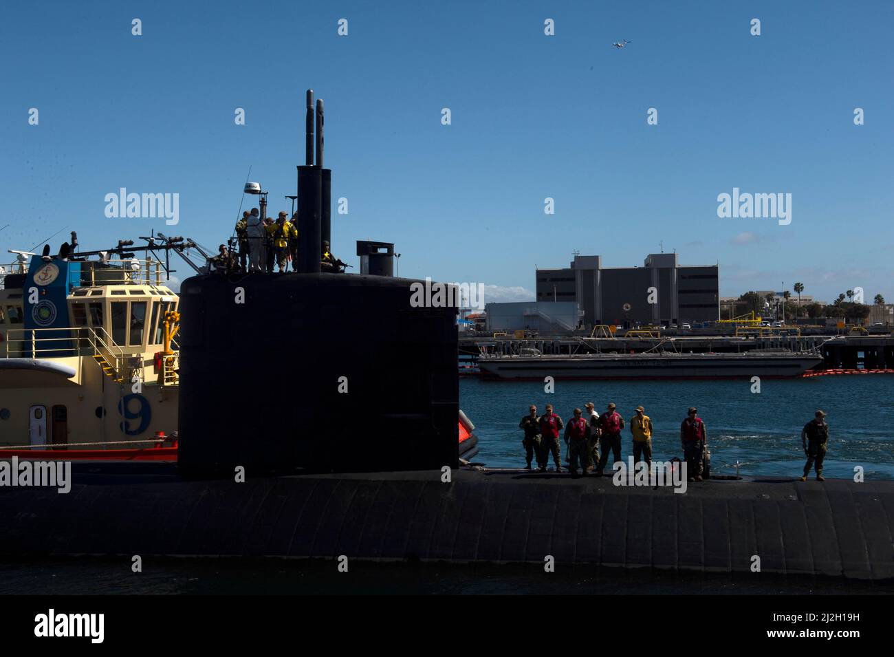 (SAN DIEGO) - das Los Angeles-Klasse Schnellangriffs-U-Boot USS Santa Fe (SSN 763) zieht in ihren neuen Heimathafen am Naval Base Point Loma in San Diego. Santa Fe ist Teil von Commander, Submarine Squadron 11, wo vier U-Boote der Los Angeles-Klasse leben. (U. S. Navy Foto von Elektroniktechniker Third Class Bruce Morgan/veröffentlicht) Stockfoto