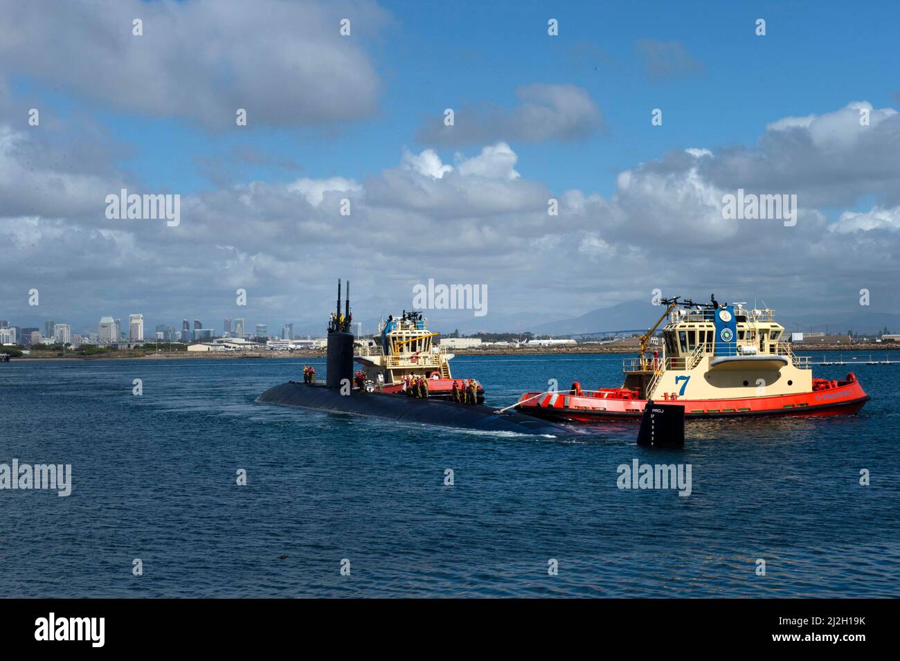 (SAN DIEGO) - das Los Angeles-Klasse Schnellangriffs-U-Boot USS Santa Fe (SSN 763) zieht in ihren neuen Heimathafen am Naval Base Point Loma in San Diego. Santa Fe ist Teil von Commander, Submarine Squadron 11, wo vier U-Boote der Los Angeles-Klasse leben. (U. S. Navy Foto von Elektroniktechniker Third Class Bruce Morgan/veröffentlicht) Stockfoto