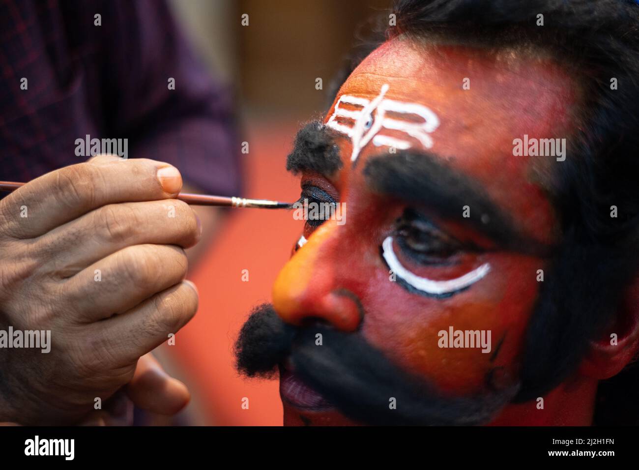 Make-up-Künstler, der für die jährliche Volkstanzvorstellung im Vithoba Temple, Ponda, Goa, Indien, einen Mann zum Avatar von Virabhadra transformieren soll Stockfoto