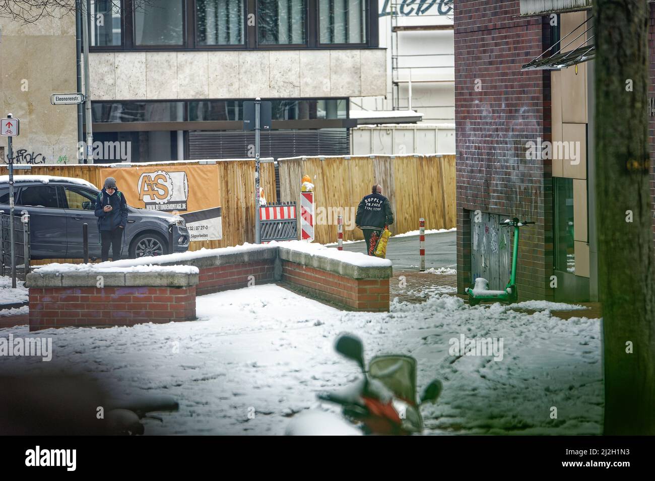 Winterlicher Kinder Spielplatz in Hannover ,Linden ,Stephanus Straße. Stockfoto