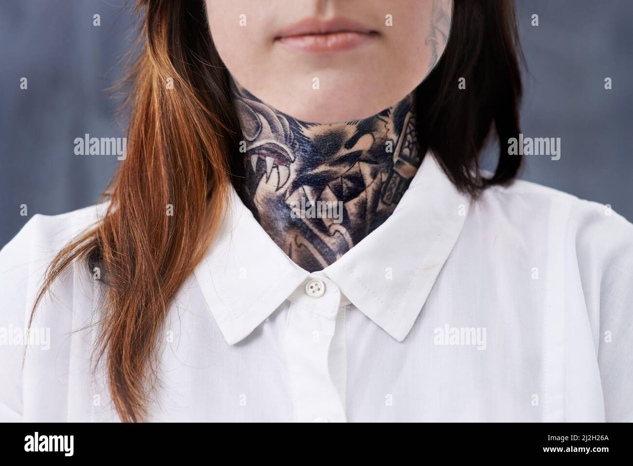 Zerbrechen der Form. Eine kurze Studioaufnahme einer jungen professionellen Frau mit Tattoos auf ihrem Hals und ihren Armen. Stockfoto
