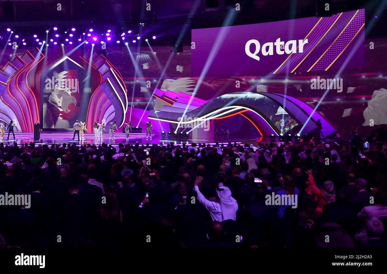 Doha, Katar. 1. April 2022. Katar als Gastgeberland wird am 1. April 2022 beim Start der Hauptverlosung der FIFA Fußball-Weltmeisterschaft 2022 im Doha Exhibition & Convention Center (DECC) in Doha, Katar, vorgestellt. Kredit: Nikku/Xinhua/Alamy Live Nachrichten Stockfoto