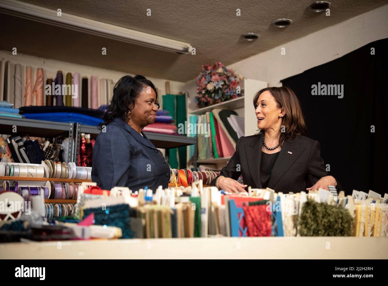 Greenville, Vereinigte Staaten. 01. April 2022. Die US-Vizepräsidentin Kamala Harris trifft sich am 1. April 2022 mit der Inhaberin des Kleinunternehmens Joycee Johnson auf der Joycees Fabric and Dress in Greenville, Mississippi. Quelle: Rory Doyle/Pool via CNP *** Local Caption *** 38479383 Quelle: dpa/Alamy Live News Stockfoto