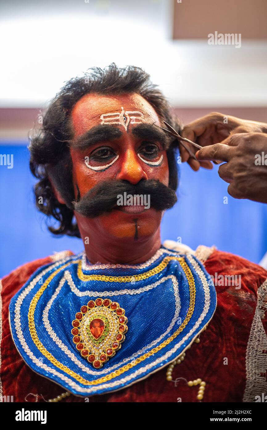 Make-up-Künstler, der für die jährliche Volkstanzvorstellung im Vithoba Temple, Ponda, Goa, Indien, einen Mann zum Avatar von Virabhadra transformieren soll Stockfoto