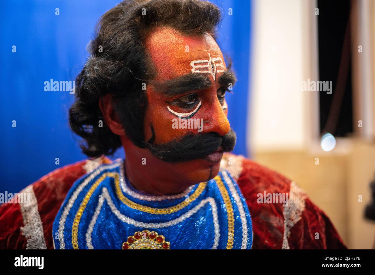 Porträt eines Mannes, der als Virabhadra für die jährliche Volkstanzvorstellung im Vithoba Tempel, Ponda, Goa, Indien, gekleidet ist Stockfoto