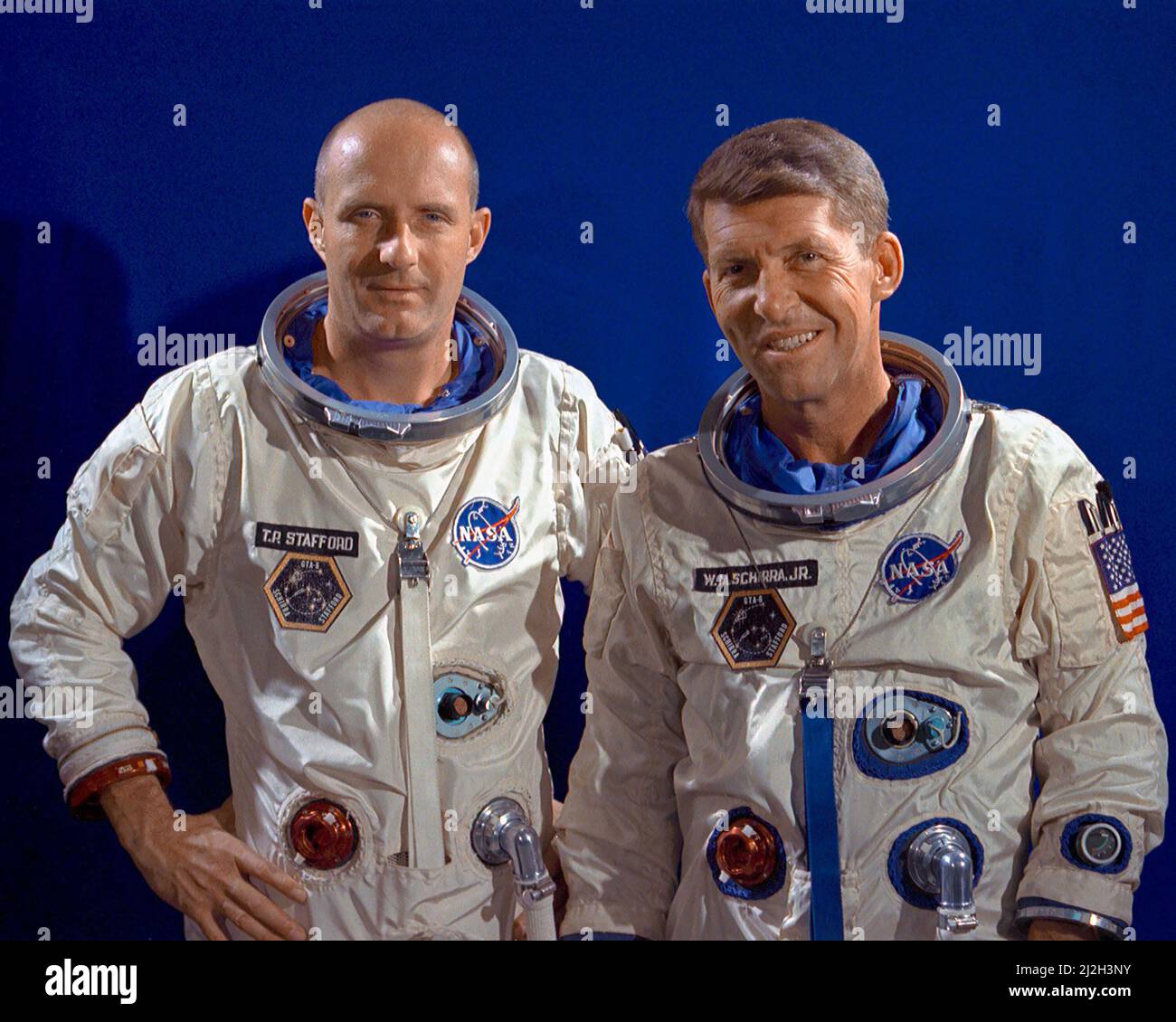 Die Astronauten Thomas Stafford (links), Pilot, und Walter Schirra, Kommandopilot, die Besatzung von Gemini 6. Stockfoto