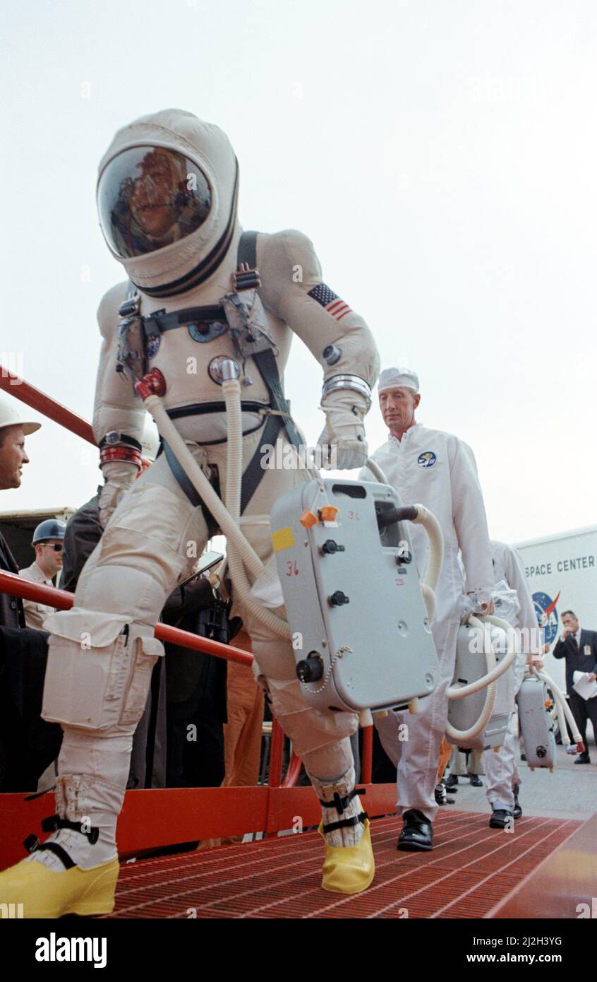 James Lovell vor der Markteinführung von Gemini 7 im speziellen G5C Space Suit, der anstelle eines festen Helms eine Kapuze mit Reißverschluss und Visier hatte. Stockfoto James Lovell vor der Markteinführung von Gemini 7 im speziellen G5C Space Suit, der anstelle eines festen Helms eine Kapuze mit Reißverschluss und Visier hatte. Stockfoto