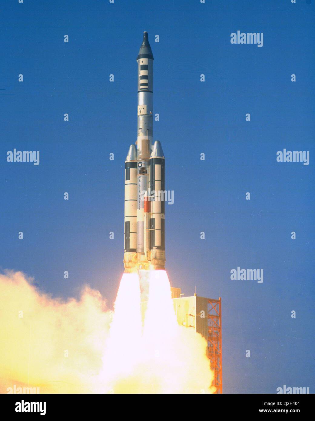 Eine Titan IIIC-Rakete hebt sich an, um eine modifizierte unbemannte Gemini-Kapsel (Gemini-B) im Rahmen des Programms „Manned Orbiting Laboratory“ zu testen. Die Einführung am 3. November 1966 beinhaltete ein simuliertes Labormodul Stockfoto