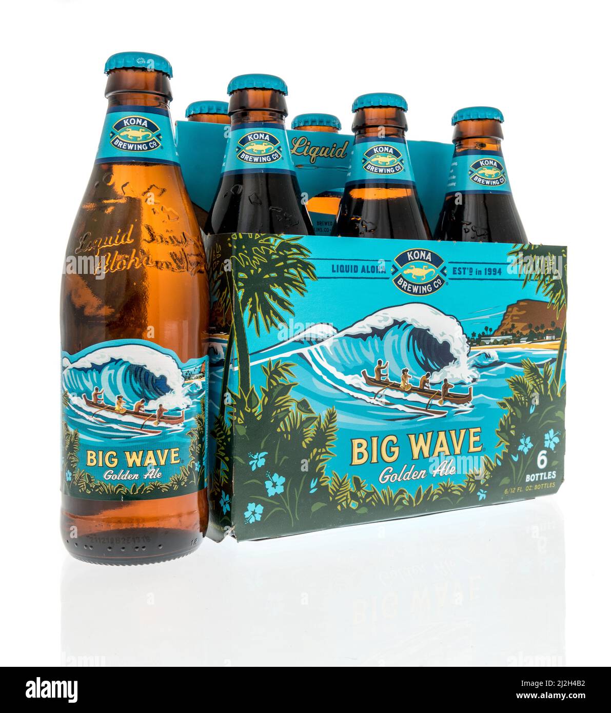 Winneconne, WI -30. März 2021: Ein Sechserpack Liquid Aloha kona Big Wave Golden Ale Bier auf einem isolierten Hintergrund Stockfoto