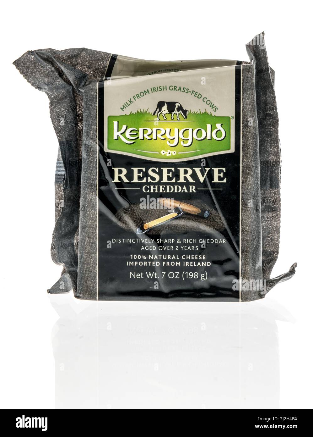 Winneconne, WI -30 March 2021: Ein Paket von Kerrygold Reserve scharfen Cheddar-Käse auf einem isolierten Hintergrund Stockfoto