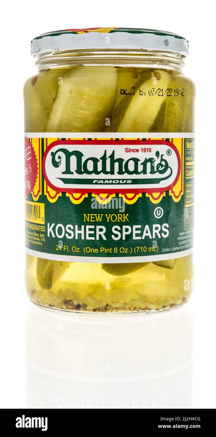 Winneconne, WI -1 April 2022: Ein Paket von Nathans berühmten New Yorker koscheren Gurkenspeeren auf einem isolierten Hintergrund Stockfoto
