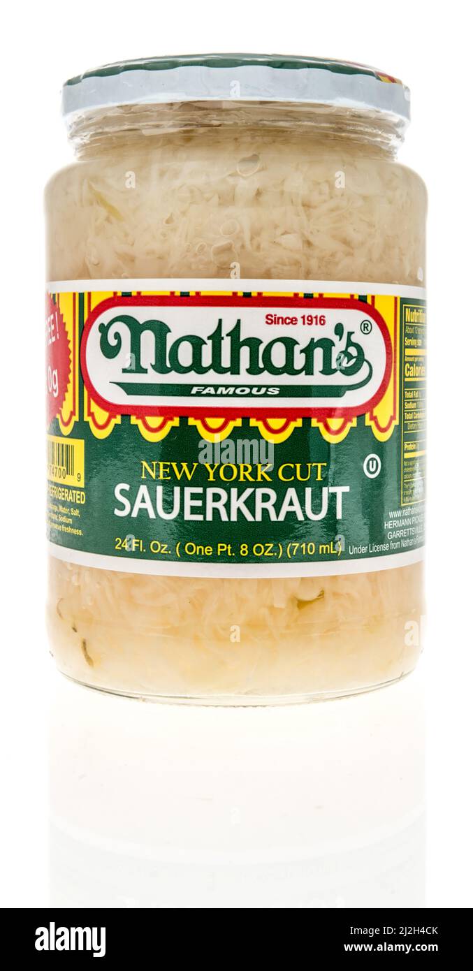 Winneconne, WI -1 April 2022: Ein Paket von Nathans berühmtem New York Schnitt Sauerkraut auf einem isolierten Hintergrund Stockfoto