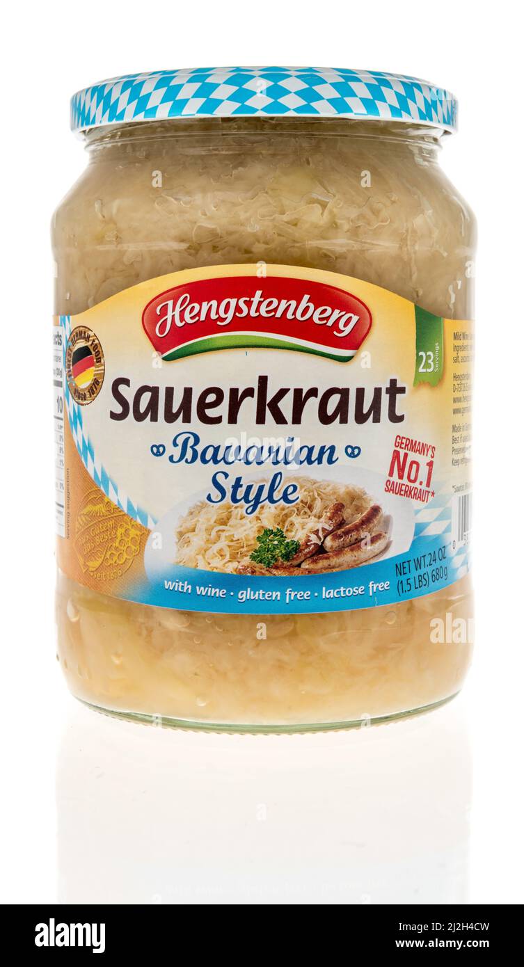 Winneconne, WI -1. April 2022: Ein Paket von Hengstenberg Sauerkraut auf einem isolierten Hintergrund Stockfoto