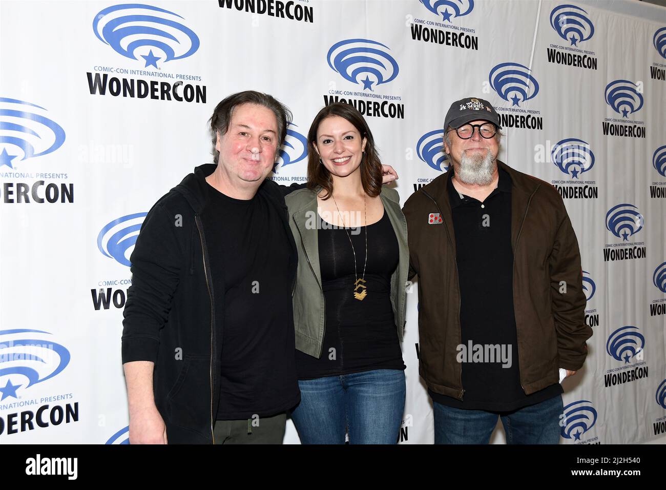 John Murphy, Stephanie Economou und Kevin Kiner kommen zur Fotozelle des BMI für Anti-Heroes auf der Wonder Con 2022 Day One am 1. April 2022 Stockfoto