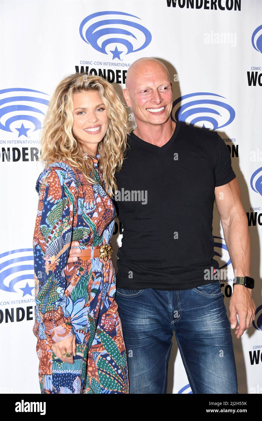 AnnaLynn McCord und Joseph GATT kommen am 1. April 2022 in Tubis Fotozelle für den ersten Wonder Con Day Titanic666 an Stockfoto