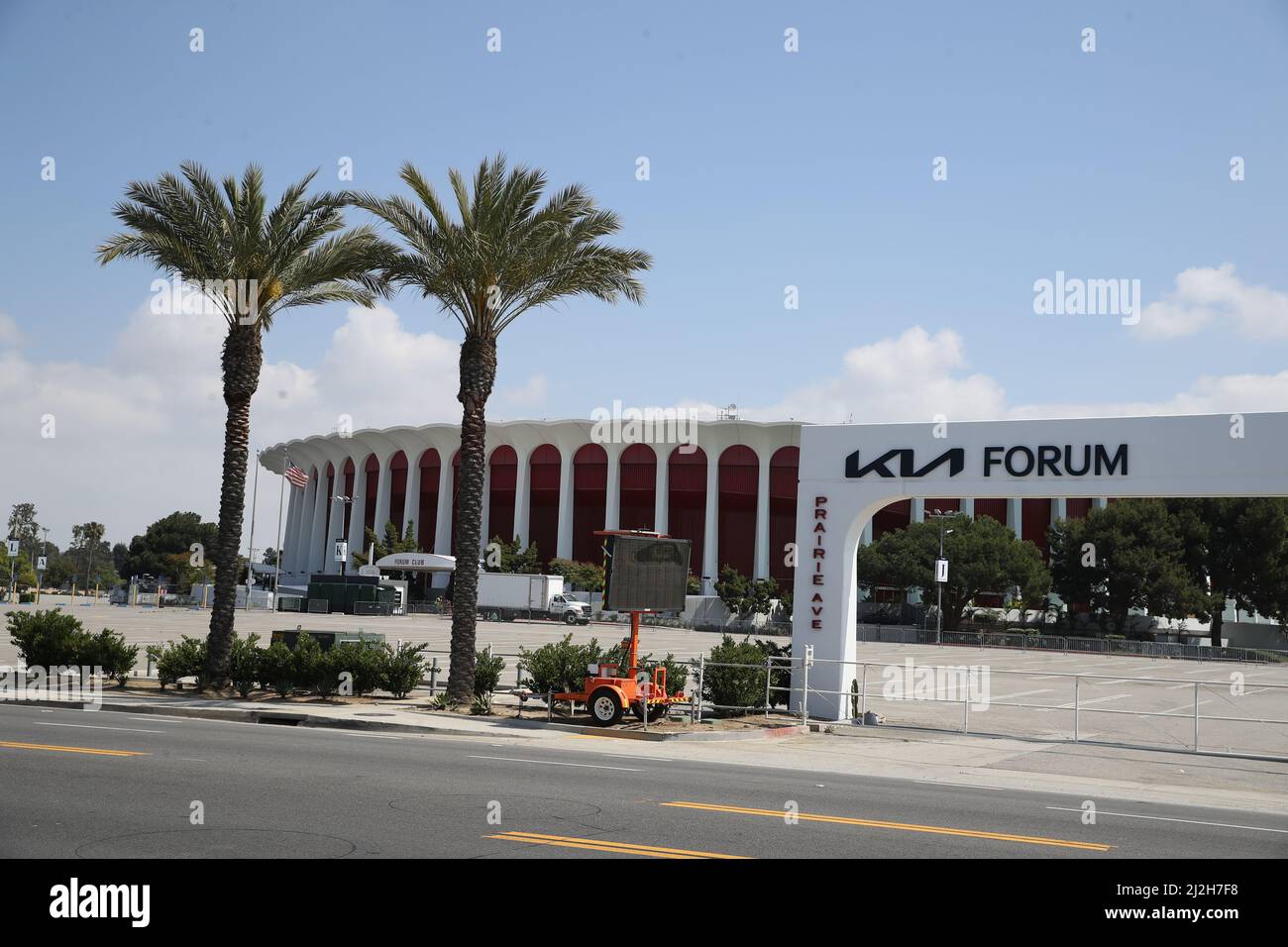 Eingang der Pineaard Avenue zum KIA Forum am Freitag, 1. April 2022, in Inglewood, Kalifornien (Jevone Moore/Image of Sport) Stockfoto