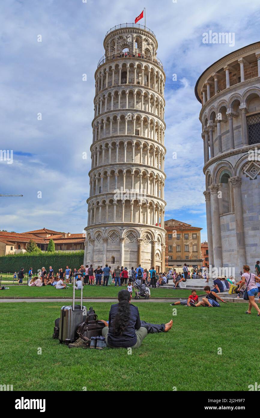 PISA, ITALIEN - 16. SEPTEMBER 2018: Nicht identifizierte Touristen ruhen sich am Abend auf dem Gras in der Nähe des schiefen Turms auf dem Platz der Wunder aus. Stockfoto