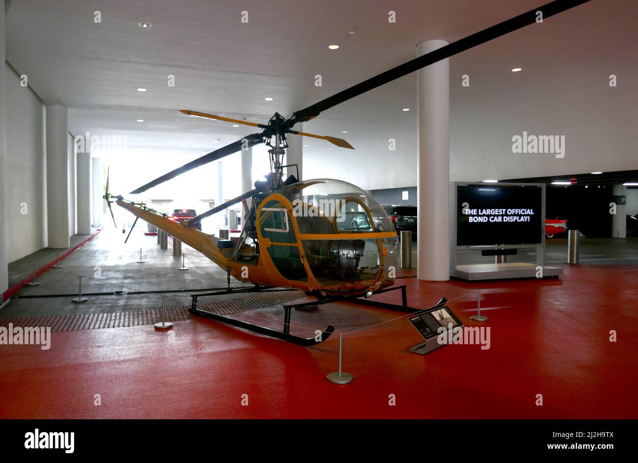 Los Angeles, Kalifornien, USA 15. March 2022 Ein allgemeiner Blick auf die Atmosphäre des Hubschraubers Hiller UH-12C im Petersons Automotive Museum, vorgestellt in der NBC-Serie La Brea und an dem Ort, an dem der berüchtigte GROSSE Mord von Rapper aufgetreten ist, gezeigt am 15. März 2022 in Los Angeles, Kalifornien, USA. Foto von Barry King/Alamy Stockfoto Stockfoto