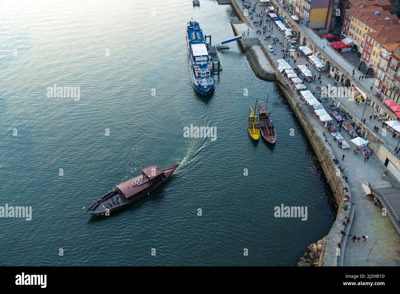 Portugal, Porto, Hochwinkelansicht der Boote onÊDouro Fluss und Promenade Stockfoto