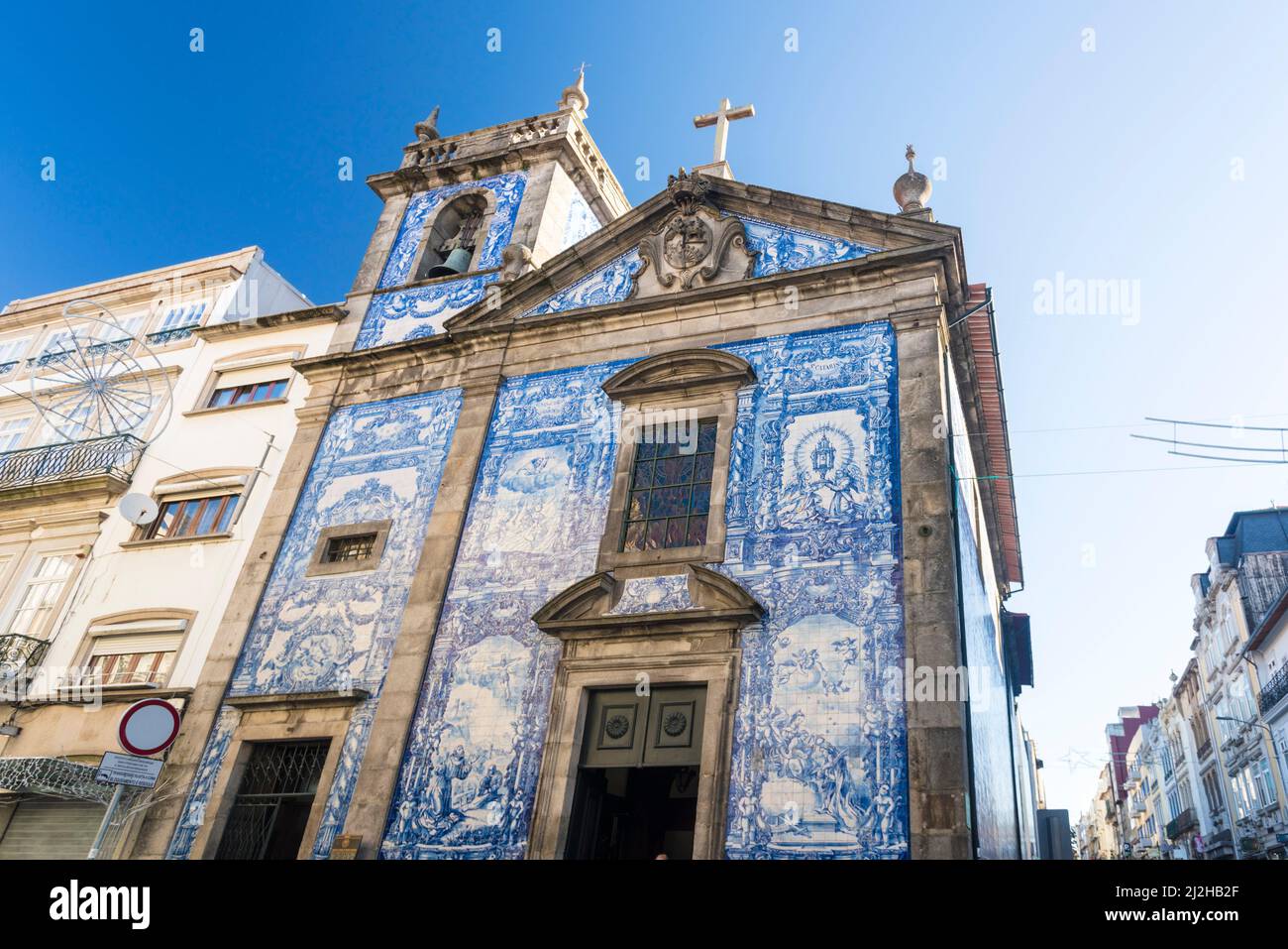 ÊPortugal, Portlo, Tiefwinkelansicht der mit blueÊazulejos bedeckten Kapelle der Seelen Stockfoto