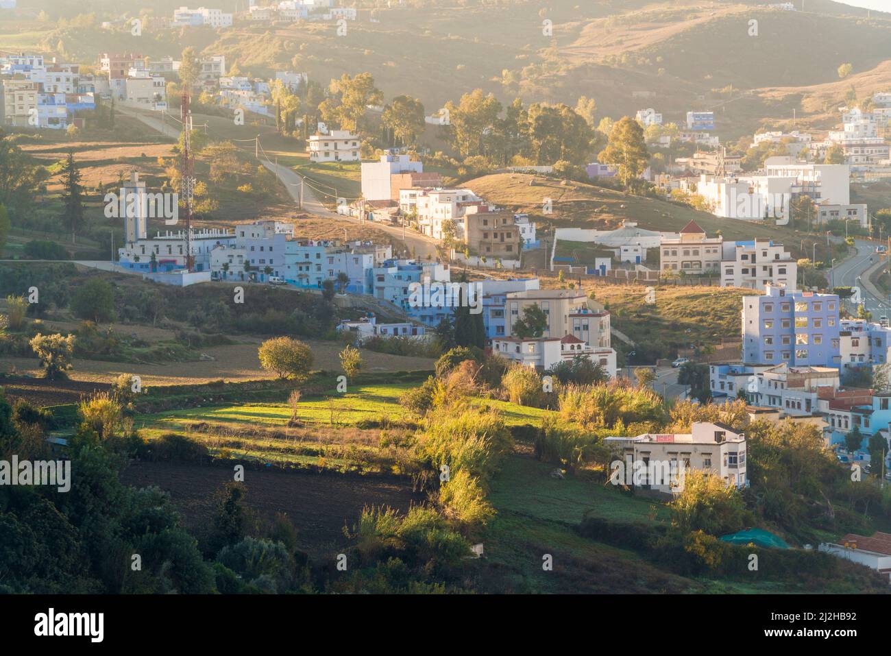 Marokko, Chefchaouen, Luftansicht der Stadt auf einem Hügel Stockfoto