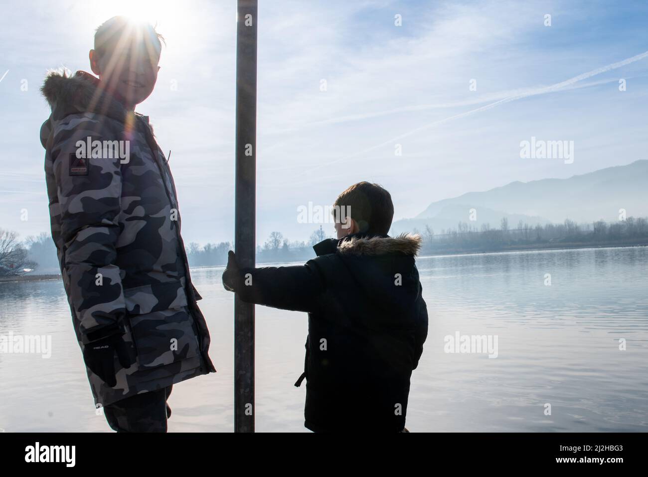 Italien, Brüder, am ruhigen See Stockfoto