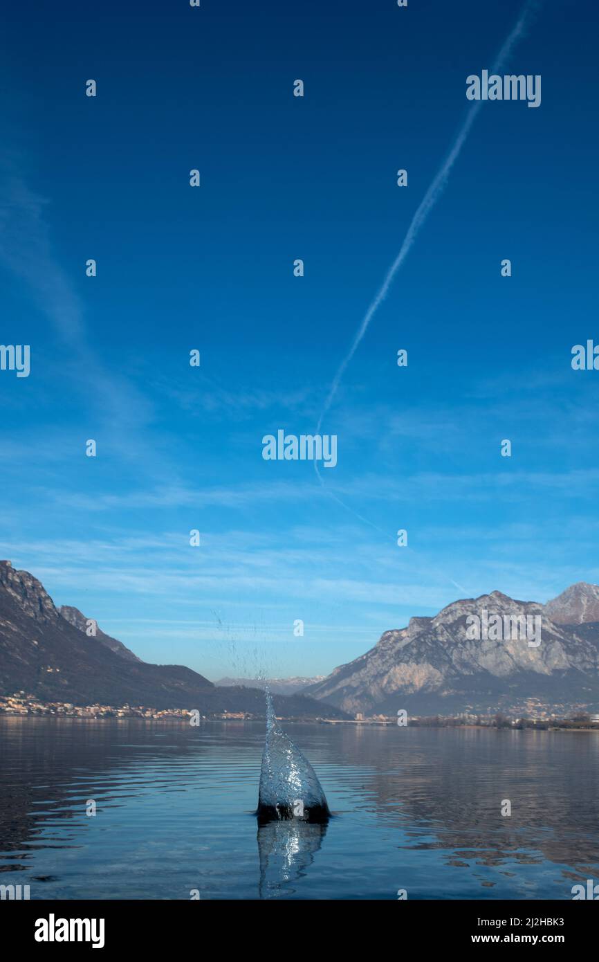 Italien, Wasser spritzt im See nach Steinwurf Stockfoto