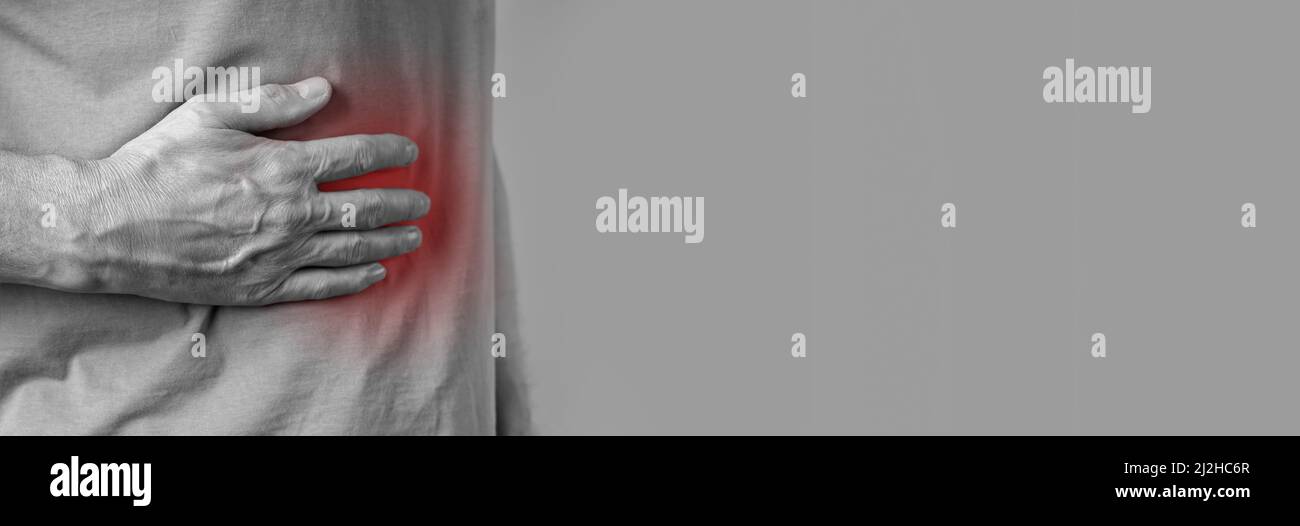 Banner mit einem Mann, der an Leberschmerzen leidet. Hand hält den Bauch rechts mit der Nahaufnahme des roten Punktes. Krankheiten, Alkoholmissbrauch, Organentzündungen, Verletzungen. Copyspace. Hochwertige Fotos Stockfoto