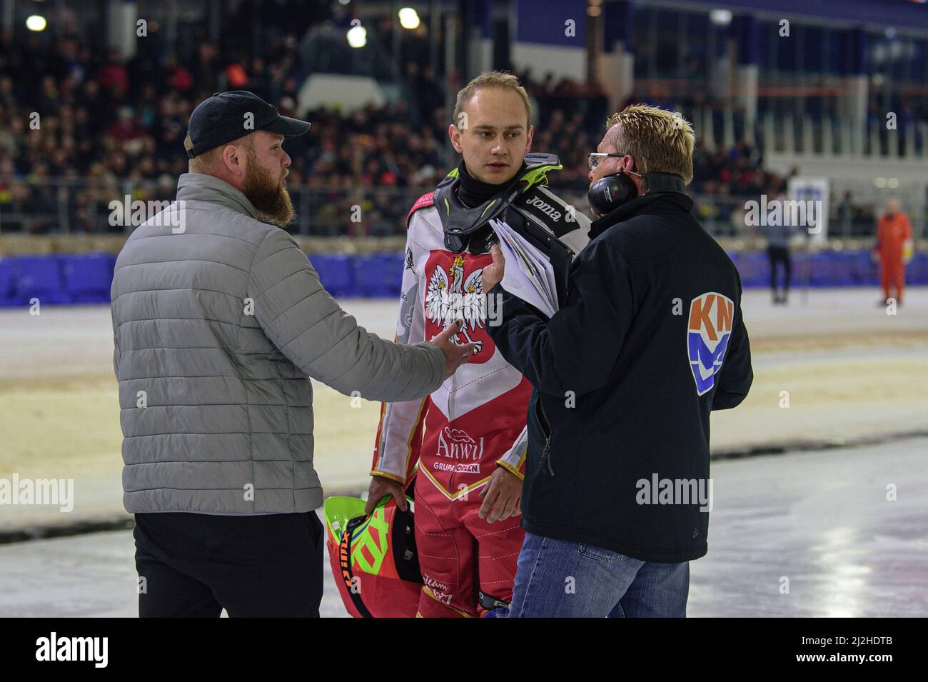 Heerenveen, Niederlande. 1. April 2022. HEERENVEEN, NL. APRIL 1. Michał knapp und sein Team protestieren nach seinem Sturz gegen den Mitarbeiter des Kurses und verpassten dann seine letzte Hitze während des ROLOEF THIJS BOKAAL auf der Eisbahn Thialf, Heerenveen am Freitag, 1.. April 2022. (Kredit: Ian Charles | MI News) Kredit: MI News & Sport /Alamy Live News Stockfoto