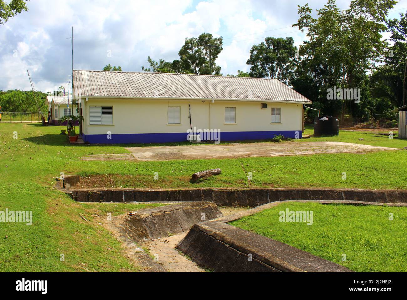 SAN ANTONIO, BELIZE - 26. OKTOBER 2015 Ruinen der Patrouillenbasis der britischen Armee im Salamanca Camp Gate House Stockfoto