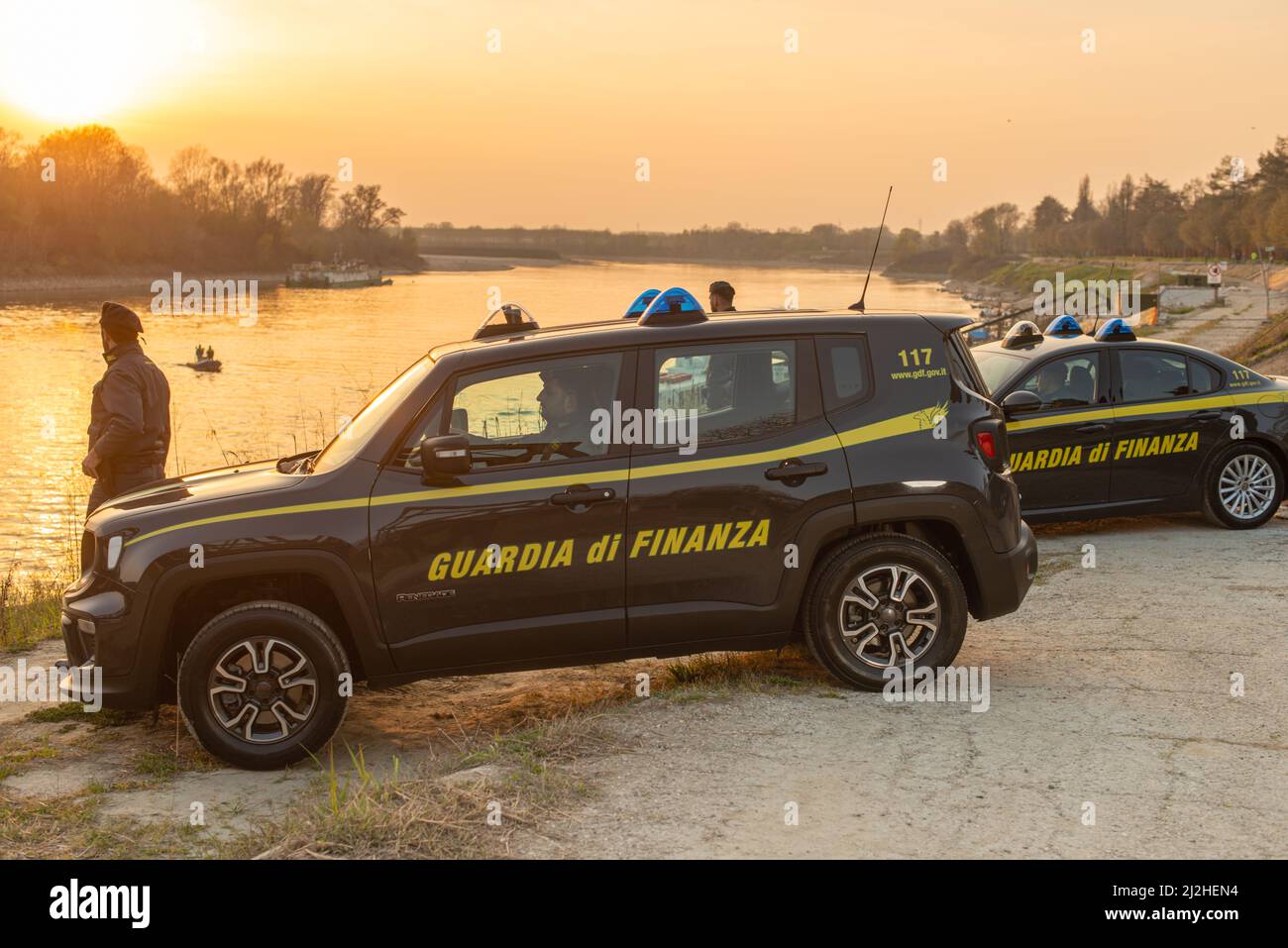 Steuerflucht Polizei guardia di finanza bei Sonnenuntergang an der Küste des Flusses Po, Lombardei, Italien Stockfoto