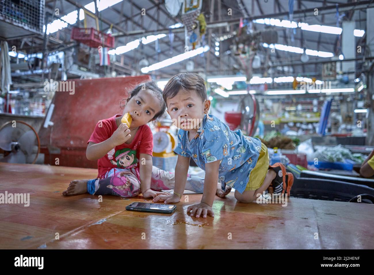 Thailand Kinder spielen zusammen in Indoor-Markt Stockfoto