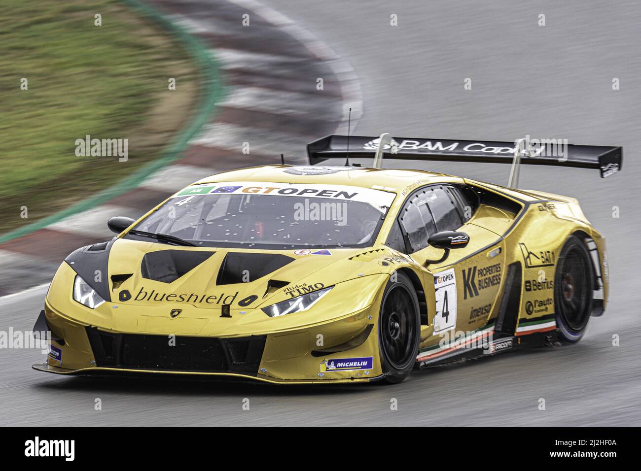 Ein italienisches Superauto auf einer Strecke an einem regnerischen Tag - Lamborghini Huracan Super Trofeo GT3 EVO Stockfoto