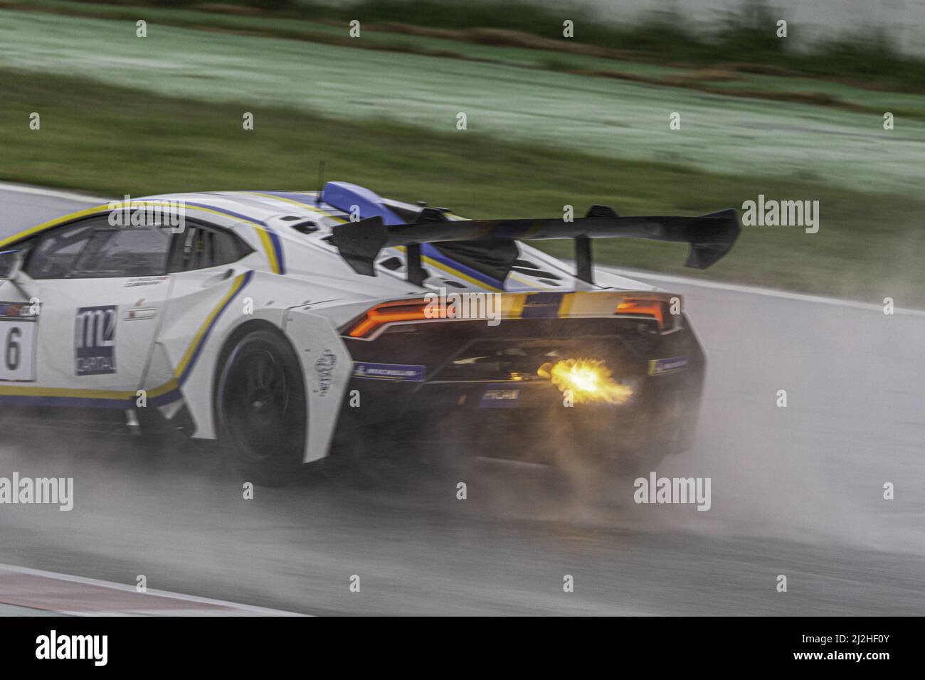 Ein italienisches Superauto auf einer Strecke an einem regnerischen Tag - Lamborghini Huracan Super Trofeo GT3 EVO Stockfoto